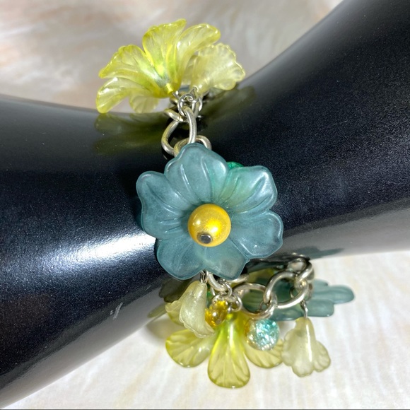 Vintage lucite flower link charm bracelet of forest and celery flower drops - Picture 4 of 5